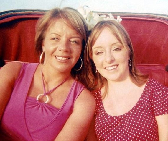 마리아 모건(왼쪽)은 딸 사만다 젠킨스 사망 10주기를 맞아 '껌 남용'의 위험에 대해 경고했다. (영국 더 선 갈무리) © 뉴스1