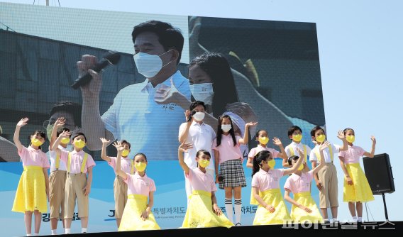 31일 오전 제주 서귀포 강정크루즈터미널에서 열린 '강정마을·제주도·제주도의회 상생화합 공동선언식'의 본 행사로 진행된 상생 화합 퍼포먼스.