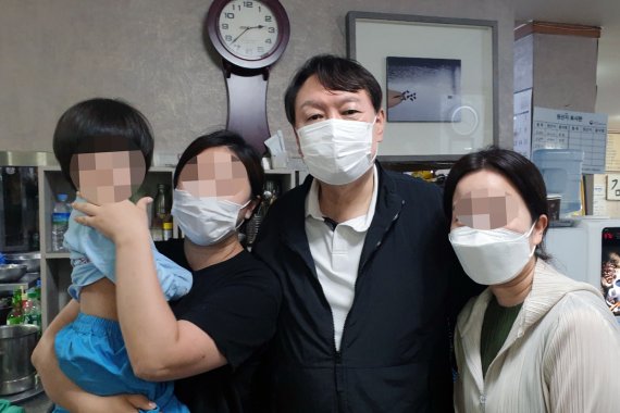 윤석열 전 검찰총장이 지난달 29일 오후 강원도 강릉시 금학동 단골 식당 '감자바우'에서 시민들과 포즈를 취하고 있다. / 사진=뉴시스(독자 제공)