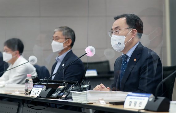 문승욱 산업통상자원부 장관(오른쪽)이 31일 오전 서울 세종대로 대한상공회의소에서 열린 2021년 제2차 산업융합 규제특례심의위원회에서 모두발언을 하고 있다. 뉴시스
