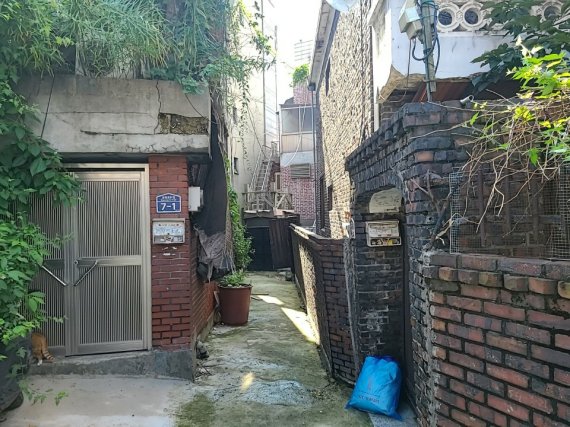 최근 민간재개발을 신청한 서울 용산구 한남1구역의 주택가 골목. 담장이 기울어지고 벽돌이 깨져나간 곳들이 많아 행인들을 위협하고 있다.