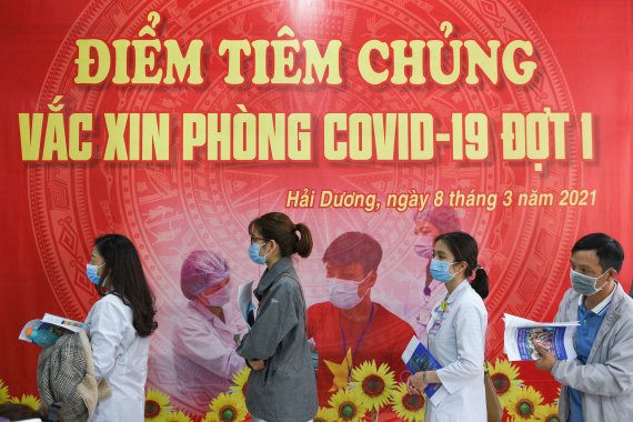 백신을 접종하기 위해 줄을 서 있는 베트남 의료인들(사진은 기사와 직접적인 관련이 없음.) /사진=로이터뉴스1