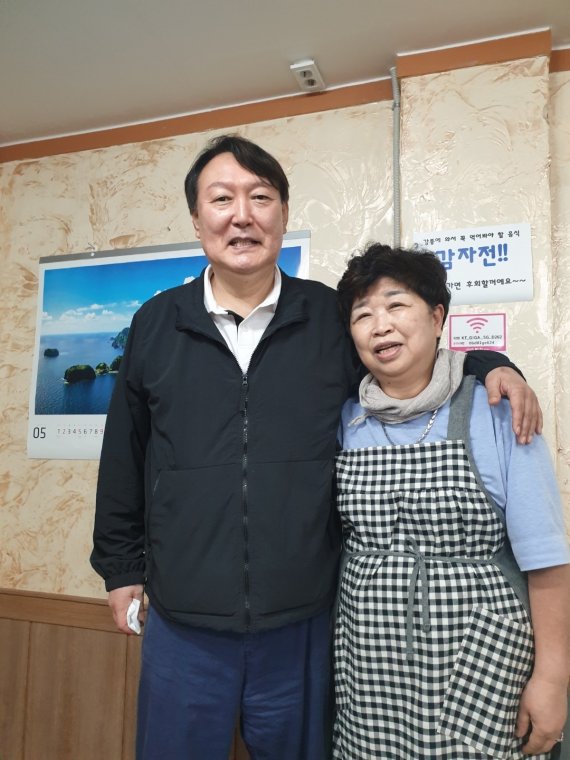 지난달 29일 강원 강릉을 방문한 윤석열 전 검찰총장이 강릉중앙시장 내 감자바우 식당에서 이경숙 사장과 사진촬영을 하고 있다. / 사진=뉴스1(이경숙씨 제공)