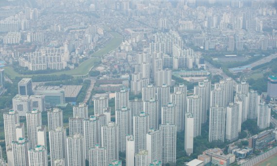 서울 송파구 롯데월드타워 서울스카이 전망대에서 바라본 도심 아파트단지. /사진=뉴스1