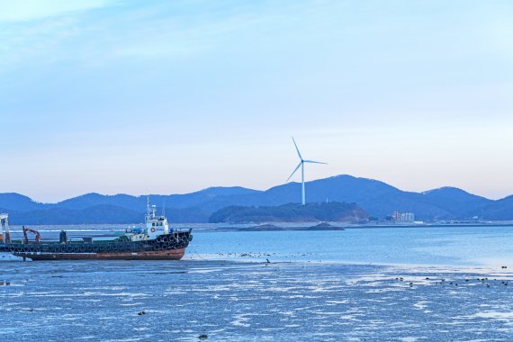 충남 홍성군 서부면 모산도에 설치된 풍력발전기