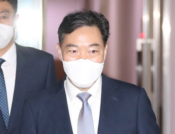 [서울=뉴시스]전진환 기자 = 김오수 신임 검찰총장이 31일 오후 서울 서초구 서울고등검찰청에서 퇴근하기 위해 차량에 탑승하고 있다. 2021.05.31. amin2@newsis.com /사진=뉴시스