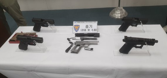 ▲ 경찰이 압수한 불법 수입 부품을 이용해 제작한 권총의 모습.