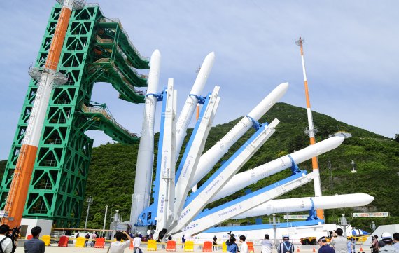 한국항공우주연구원은 1일 전남 고흥 나로우주센터에 위치한 제2발사대에 한국형발사체 '누리호' 인증모델을 세우고 있다. 항공우주연구원 제공