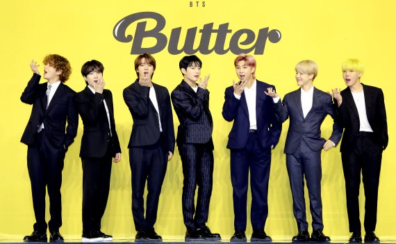 빌보드 싱글차트 1위를 차지한 BTS(방탄소년단)의 '버터(Butter)] 신곡 발표 기자간담회에서 포즈를 취하고 있는 BTS멤버들. /사진=뉴시스