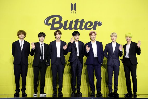 그룹 방탄소년단(BTS)이 새 디지털 싱글 'Butter' 발매 기념 글로벌 기자간담회에 앞서 기념촬영을 하는 모습.