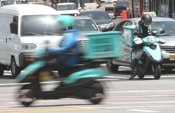 한 배답앱 상표를 단 배달 오토바이. 2021.5.24/뉴스1 © News1 이성철 기자