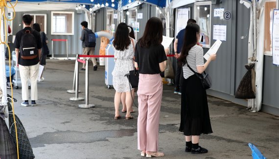 [서울=뉴시스]이영환 기자 = 코로나19 신규 확진자가 엿새만에 600명대로 올라선 2일 오전 서울 중구 서울역광장에 마련된 임시선별검사소에서 시민들이 검사를 받기 위해 줄지어 서 있다. 2021.06.02. 20hwan@newsis.com