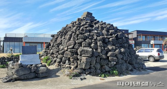 [fn포토] 제주 밤바다 밝힌 옛 등대 ‘도대불’을 아나요?