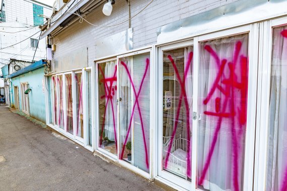 [수원=뉴시스]2일 수원시 팔달구 매산로1가 일원의 모든 성매매 업소가 폐쇄돼 문이 닫혀 있다.