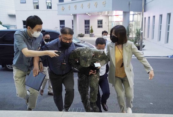 '성추행 피해 공군 부사관 사망사건' 가해자인 공군 장모 중사가 지난 2일 서울 용산구 국방부 보통군사법원에서 열린 영장실질심사에 출석하고 있다. / 사진=뉴스1