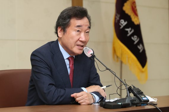 이낙연 전 더불어민주당 대표가 지난 1일 오후 대구 중구 대구시의회에서 열린 대구지역 기자 간담회에 참석해 취재진의 질문에 답하고 있다. 뉴스1 제공