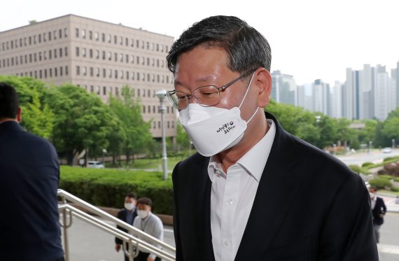 사의를 표명한 이용구 법무부 차관이 1일 오전 경기 정부과천청사 법무부로 출근하고 있다. 2021.6.1/뉴스1 © News1 안은나 기자