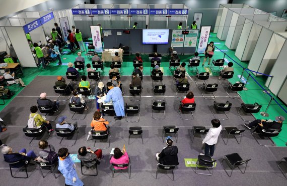 3일 오후 서울 서대문구 북아현문화체육센터에 마련된 코로나19 예방접종센터에서 백신 접종을 마친 어르신들이 경과를 지켜보고 있다. 사진=뉴시스화상