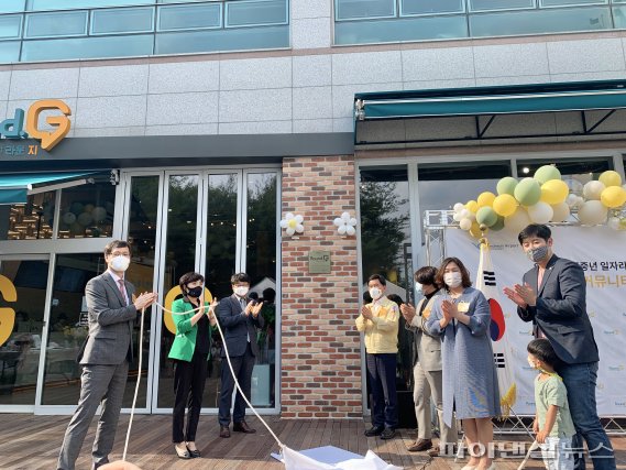 2일 대전시 동구 판암동 ‘라운.지 커뮤니티센터’ 2호점 개소식에서 김창규 인천국제공항공사 사회가치추진실장(왼쪽 세번째)이 참석자들과 현판식을 진행하고 있다. /사진=인천국제공항공사 제공