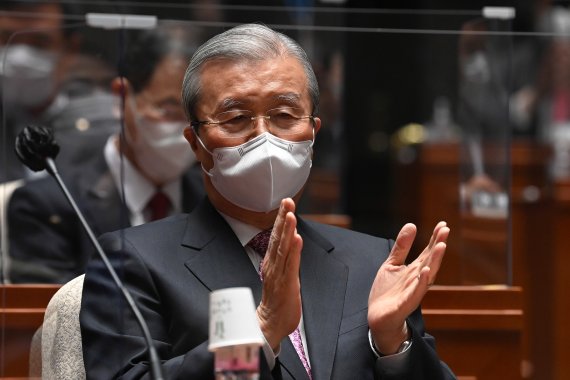 4.7 재보궐선거를 마지막으로 퇴임하는 김종인 국민의힘 비상대책위원장이 지난 4월 8일 오전 서울 여의도 국회에서 열린 의원총회에 참석해 박수를 치고 있다. 뉴스1 제공