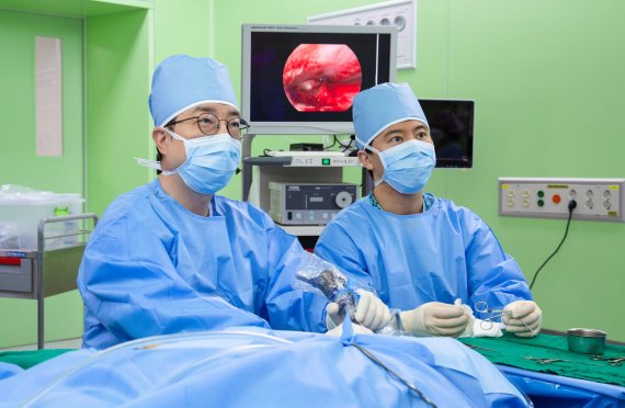 [부산=뉴시스] 부산대학교병원 이비인후과 공수근 교수(왼쪽)가 내시경을 이용해 만성 중이염 환자를 수술하고 있다. (사진=부산대병원 제공) *재판매 및 DB 금지