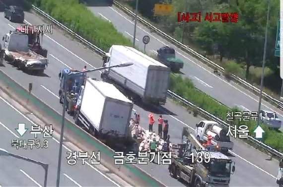 [대구=뉴시스]이지연 기자 = 4일 12시28분 경부고속도로 서울방향 금호분기점 부근에서 8t 트럭이 넘어지면서 실려있던 냉동닭이 도로에 쏟아졌다. 이 사고로 도로 1,2차로가 1시간 넘게 통제돼 5㎞ 가량 정체가 빚어졌다. (사진=로드플러스 갈무리) 2021.06.04. photo@newsis.com