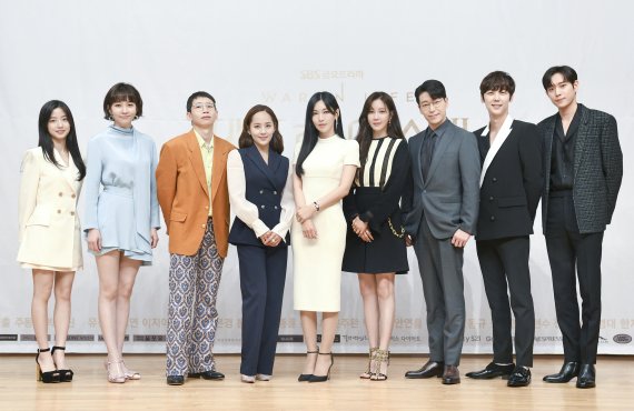 [서울=뉴시스]최진석 기자 = 배우 김현수, 윤주희, 봉태규, 유진, 김소연, 이지아, 엄기준, 윤종훈, 김영대가 4일 서울 양천구 목동 SBS에서 열린 SBS 드라마 '펜트하우스3' 온라인 제작발표회 참석해 포즈를 취하고 있다. SBS 드라마 '펜트하우스3'는 이날 저녁 첫 방송을 시작한다. (사진=SBS 제공) 2021.06.04. photo@newsis.com *재판매 및 DB 금지 /사진=뉴시스