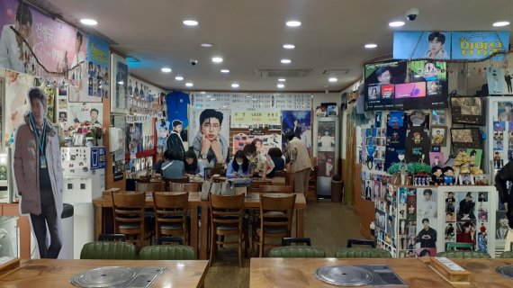 식당 벽면이 임영웅의 사진과 브로마이드, 굿즈들로 가득차 있다.<div id='ad_body2' class='ad_center'></div>/제공=시랑대비빔밥