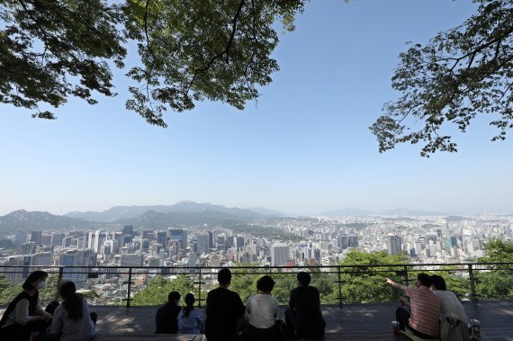 지난 4일 오후 서울 남산공원을 찾은 시민들. 뉴스1