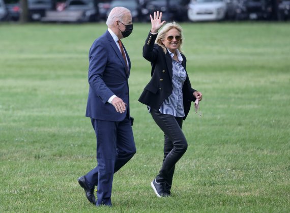질 바이든 여사가 지난 4일(현지시간) 미국 백악관에서 조 바이든 대통령과 함께 걸어가다가 취재진을 향해 손을 흔들고 있다. 로이터 뉴스1