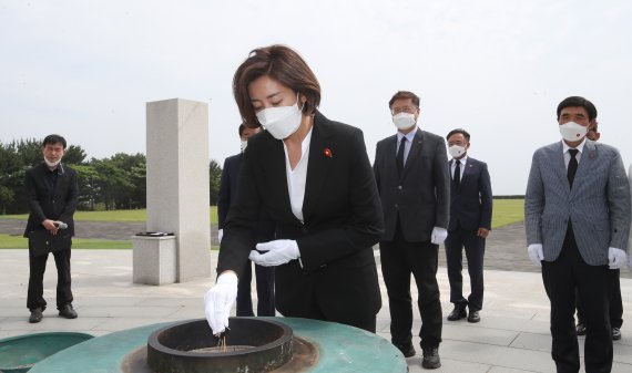 국민의힘 나경원 당대표 후보가 5일 오전 제주시 봉개동 제주4·3평화공원을 방문해 희생자 영령에 참배하고 있다. /사진=뉴시스화상