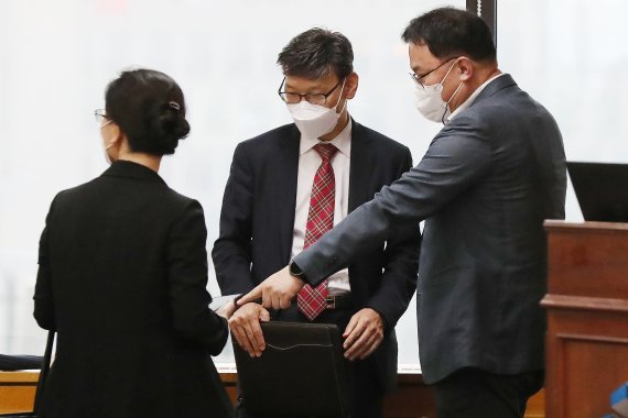 전요섭 금융정보분석원(FIU) 기획행정실장(왼쪽 두 번재)이 3일 오후 서울 중구 은행회관에서 열린 '가상자산거래소 신고등록안내 현장 간담회'에 참석해 현장 관계자들과 대화를 나누고 있다. 이날 간담회에서는 정보보호 관리체계(ISMS) 인증을 획득한 20개사 거래소를 대상으로 신고접수를 위한 요건과 필요한 보완 사항 등에 대한 설명이 이뤄질 전망이다. 2021.6.3/뉴스1 © News1 민경석 기자