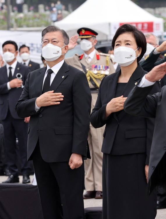 文대통령 "억울한 죽음 낳은 병영문화 폐습 매우 송구...바로 잡겠다"
