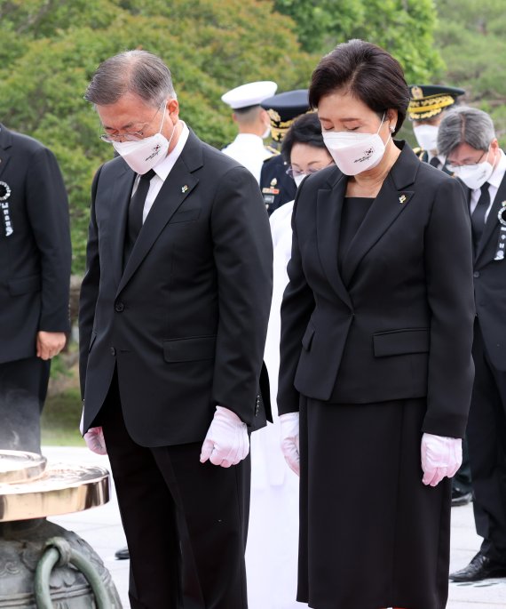 [서울=뉴시스]박영태 기자 = 문재인 대통령과 부인 김정숙 여사가 6일 서울 동작구 국립서울현충원에서 열린 제66회 현충일 추념식에 참석해 현충탑에 헌화 및 분향 후 순국선열 및 호국영령에 대해 묵념하고 있다. 2021.06.06. since1999@newsis.com <저작권자ⓒ 공감언론 뉴시스통신사. 무단전재-재배포 금지.> /사진=뉴시스화상