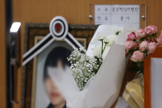 지난달 4일 오후 경기도 성남시 분당구 국군수도병원 장례식장 영안실에서 성추행 피해 신고 후 극단적 선택을 한 고(故) 이모 공군 중사의 영정사진이 놓여 있다. / 사진=뉴스1