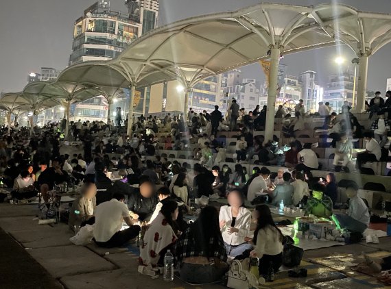 자정이 넘어 불이 꺼진 부산 수영구 민락수변공원 모습.2021.6.6/ © 뉴스1 이유진 기자