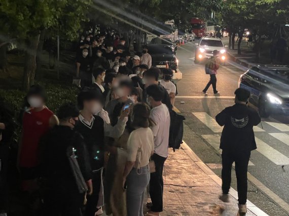 오후 11시를 넘어서자 부산 수영구 민락수변공원에 입장하기 위한 줄이 인도 가득 이어지고 있다.2021.6.5/ © 뉴스1 이유진 기자