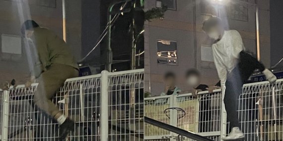 인원 수 제한으로 입장하지 못한 이들이 부산 수영구 민락수변공원 펜스를 무단으로 넘어 들어가고 있다.2021.6.5/ © 뉴스1 이유진 기자