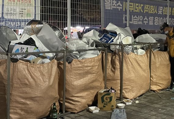 부산 수영구 민락수변공원 내부에 입장객들이 버리고 간 쓰레기가 넘쳐나는 모습.2021.6.5/ © 뉴스1 이유진 기자
