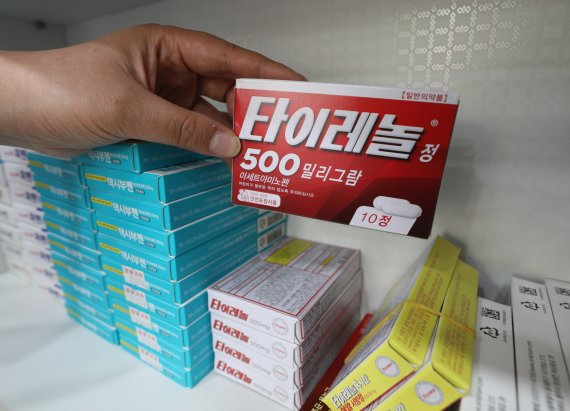 신종 코로나바이러스 감염증(코로나19) 백신 접종 후 발열, 통증 등 경미한 이상반응이 일어날 경우를 대비해 미리 진통제를 구비해두려는 수요가 늘면서 타이레놀 품귀현상이 빚어지고 있다. /뉴스1 © News1 신웅수 기자
