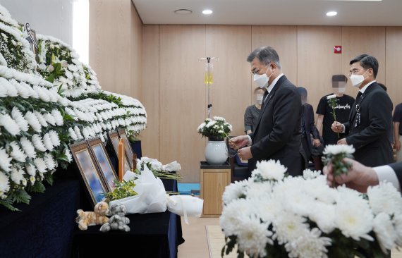 [서울=뉴시스]문재인 대통령이 6일 오후 경기도 성남 국군수도병원에 마련된 이 모 부사관의 추모소를 찾아 고인의 영정 앞에 헌화하고 있다. (사진=청와대 제공) 2021.06.06. photo@newsis.com *재판매 및 DB 금지