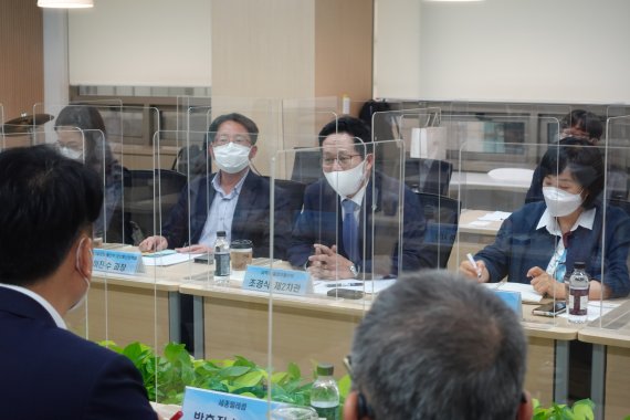 조경식 과학기술정보통신부 제2차관(왼쪽 세번째)이 3일 서울 역삼동 소재 블록체인 기술 기업 라온시큐어에서 블록체인 업계와 간담회를 개최했다. 과학기술정보통신부 제공
