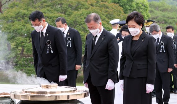 문재인 대통령이 6일 오전 서울 동작구 국립서울현충원을 방문해 제66회 현충일 추념식에 앞서 호국 영령의 넋을 기리며 묵념하고 있다. 문 대통령은 추념사에서 군내 부실급식과 '성추행 피해' 공군 부사관 사망 사건에 대해 "매우 송구하다"며 사과하고 재발 방지를 약속했다. 뉴시스