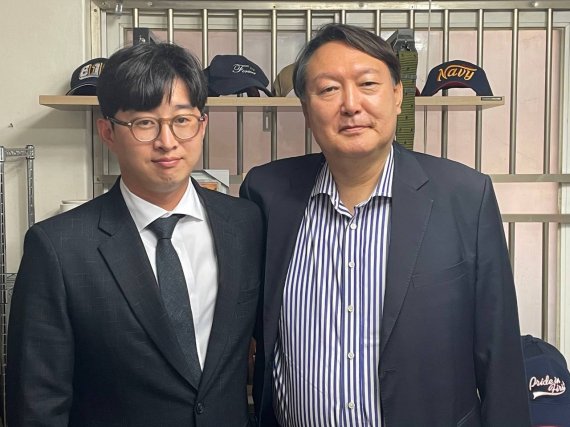 윤석열 전 검찰총장이 6일 천안함 생존자인 '천안함 생존자 예비역전우회장' 전준영 씨를 만나 사진을 찍고 있다. /사진=윤석열 전 검찰총장 측 제공, 뉴시스