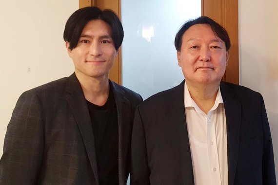 윤석열 전 검찰총장이 현충일 하루 전날인 지난 5일 K-9 자주포 폭발사고 피해자 이찬호 씨를 만나 사진을 찍고 있다. /사진=윤석열 전 검찰총장 측 제공, 뉴스1