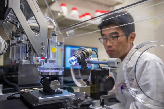 웨이크 포레스트 재생 의학 연구소(WFIRM)의 연구진이 3D 바이오 프린터로 근육을 만들고 있다. WFIRM 제공