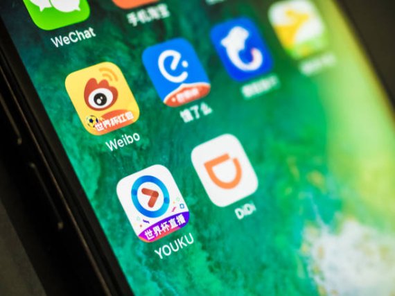 중국 최대 SNS서비스 웨이보가 가상자산 관련 유명인사들의 계정을 대거 차단했다. 지난 5일 이후 글로벌 가상자산 시세 급락의 배경에 웨이보의 가상자산 관련 계정 차단이 주요 원인으로 작용한 것으로 알려졌다.