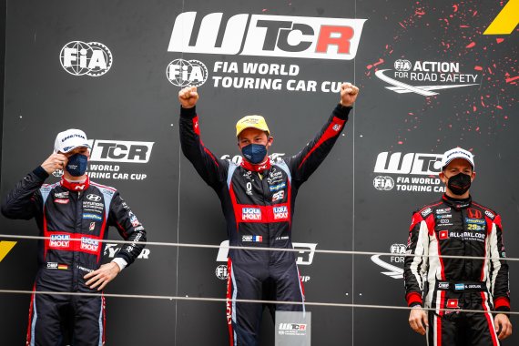 3~5일 열린 2021 WTCR 개막전 두 번째 결승 레이스에서 1, 2위 오른 엥슬러 현대 N 리퀴몰리 레이싱팀 선수들(왼쪽부터 루카 엥슬러, 잔 칼 버네이, 네스터 지로라미 선수, 현대자동차 제공) © 뉴스1