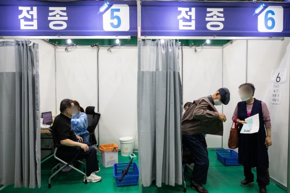 신종 코로나바이러스 감염증(코로나19) 백신 접종 100일을 맞는 3일 서울 동대문구 체육관에 마련된 코로나19 예방접종센터에서 어르신들이 백신 접종을 받고 있는 모습. 2021.6.3/뉴스1 © News1 유승관 기자