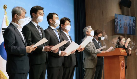 열린민주당 최강욱 대표와 더불어민주당 김남국 의원 등이 결성한 `처럼회' 소속 의원들이 7일 국회 소통관에서 `윤석열 전 검찰총장 판사사찰 사건 이첩 및 수사 촉구' 기지회견을 하고 있다. /사진=뉴스1화상